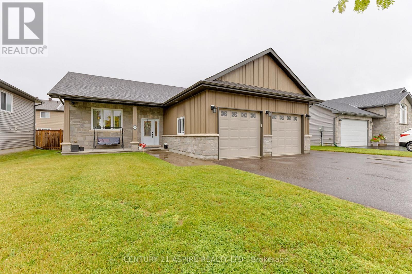 520 Gardner Cres, Petawawa, ON K8H 0C4