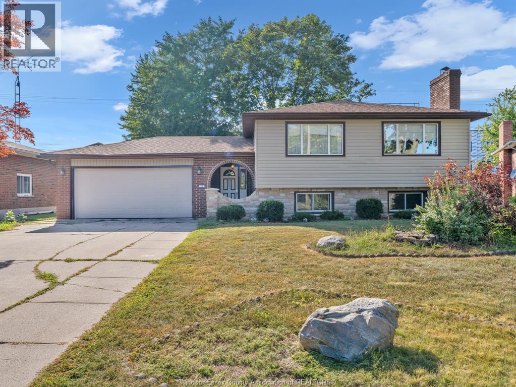 27 Bruce Ave, Leamington, ON N8H 4C4