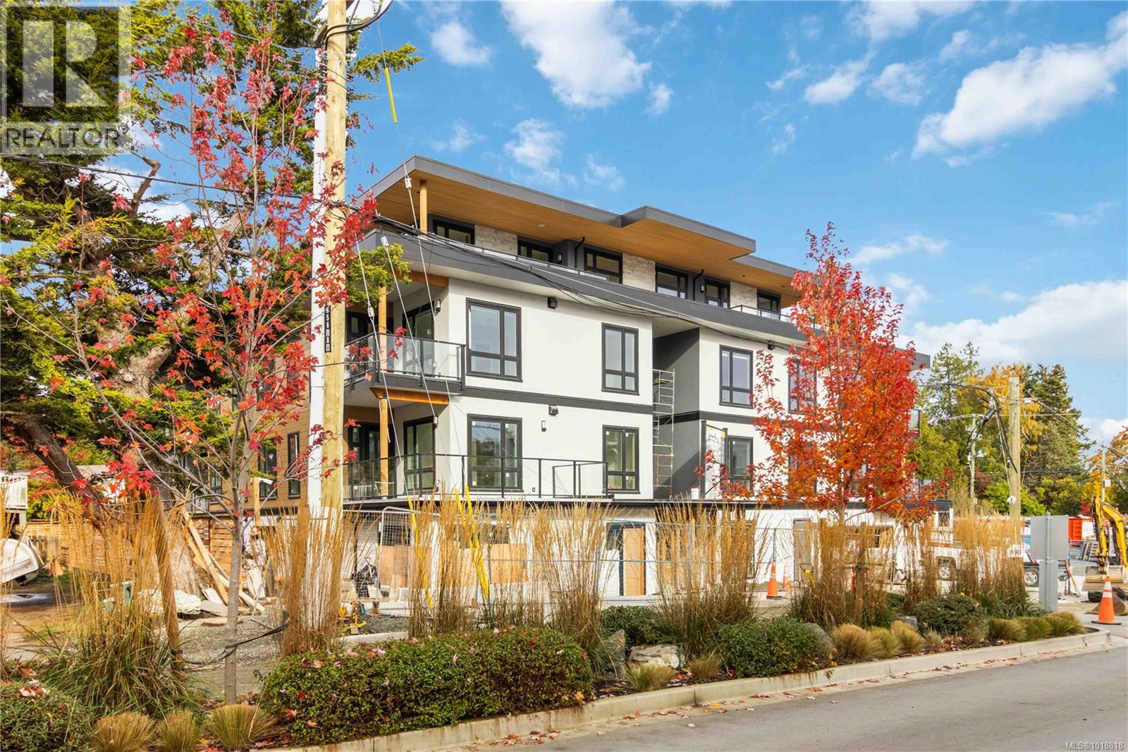 986 Doumac Ave Unit 103 Ave, Saanich, BC V8Y 1M4