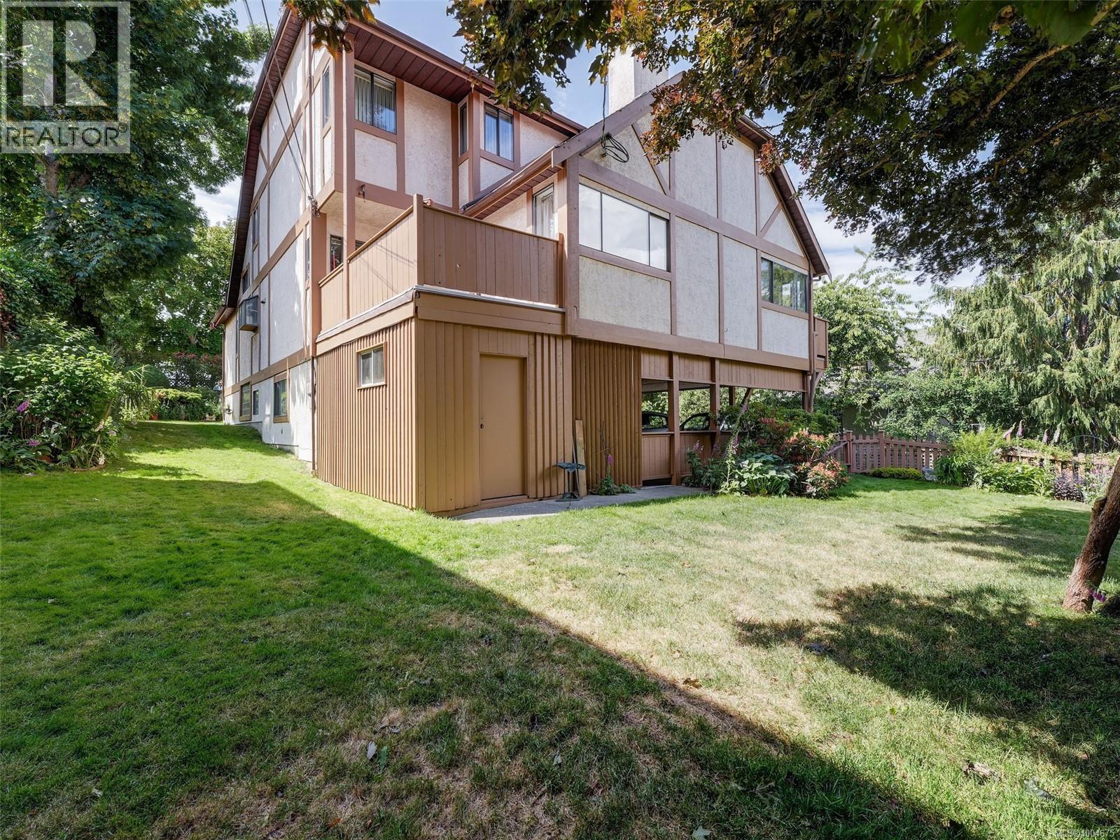 1335 Rudlin St, Victoria, BC V8V 3R9