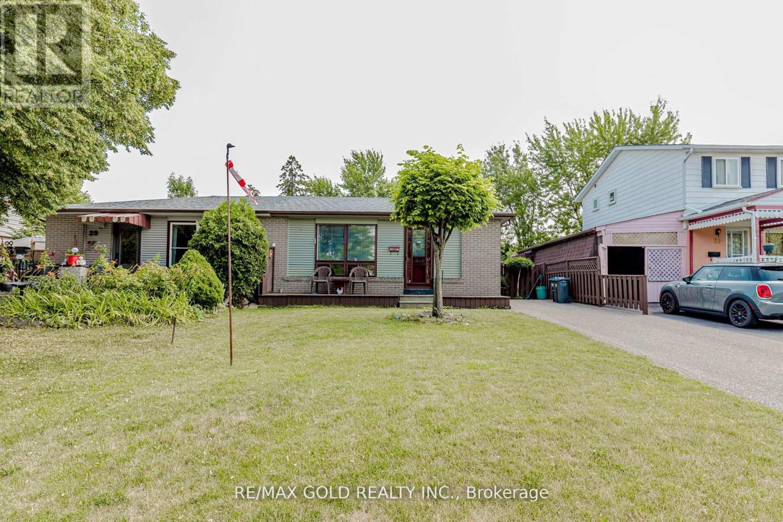 31 Fallingdale Cres, Brampton, ON L6T 3J5