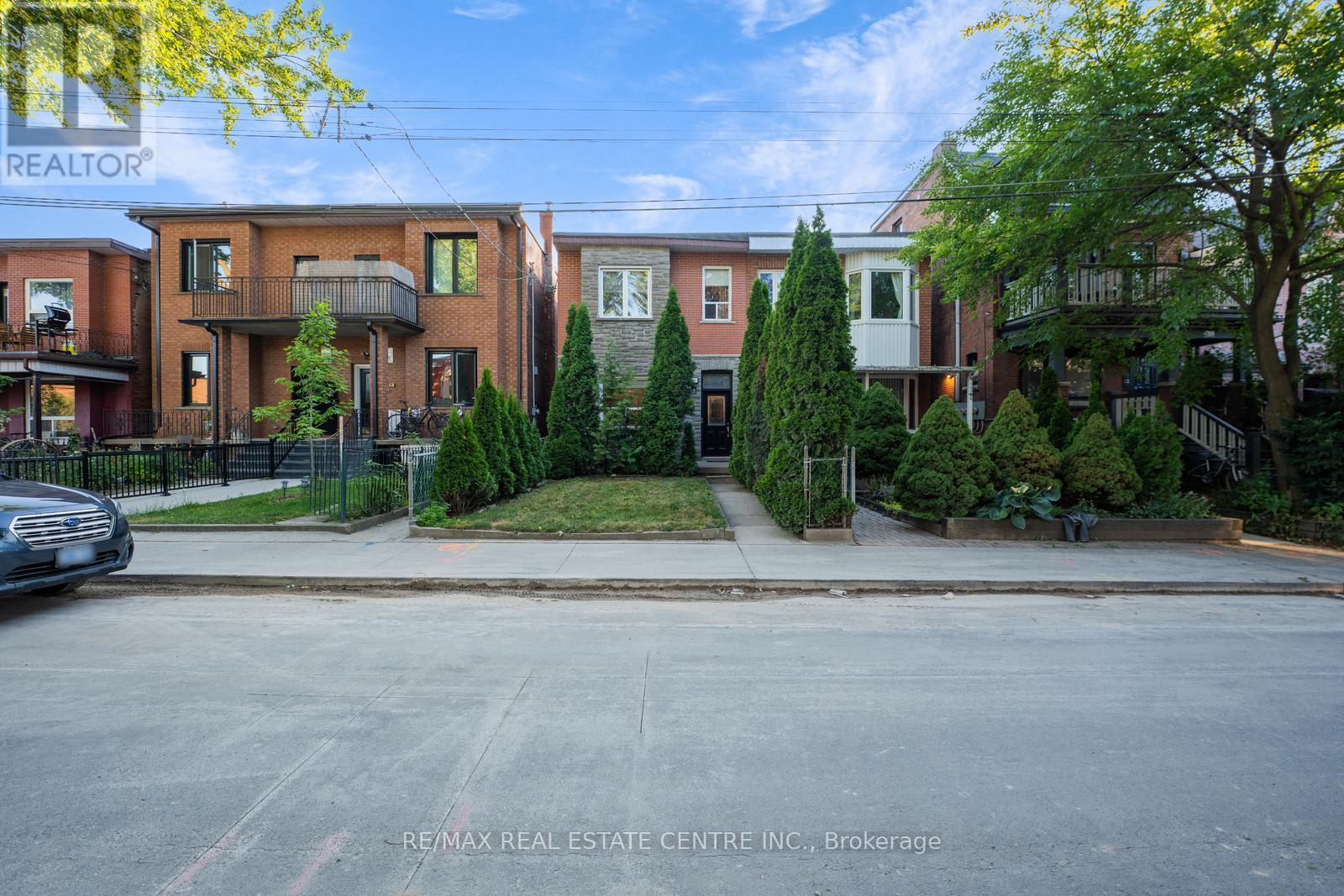 270 Clinton St, Toronto, ON M6G 2Y6