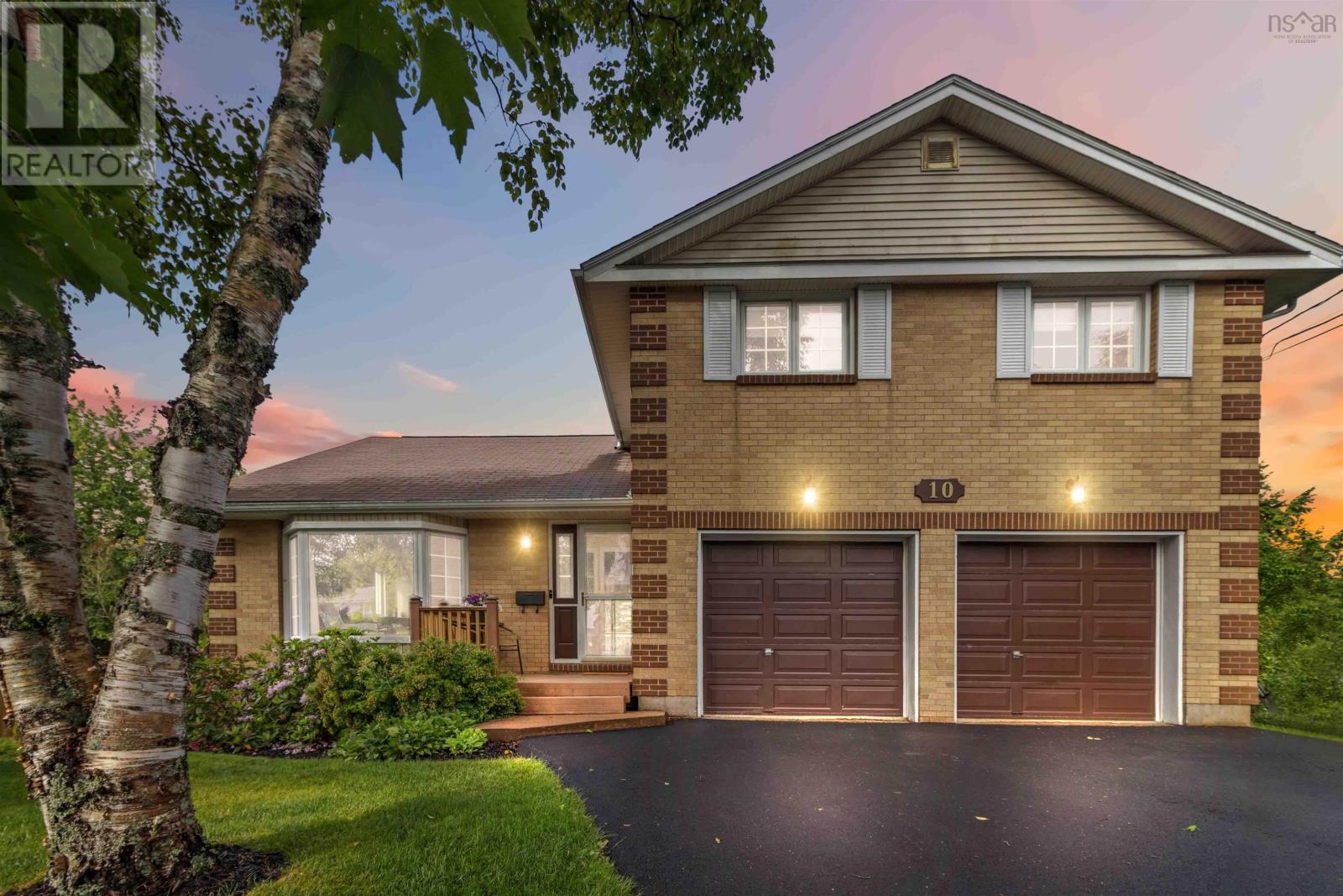 10 Crystal Dr, Bedford, NS B4A 3R4