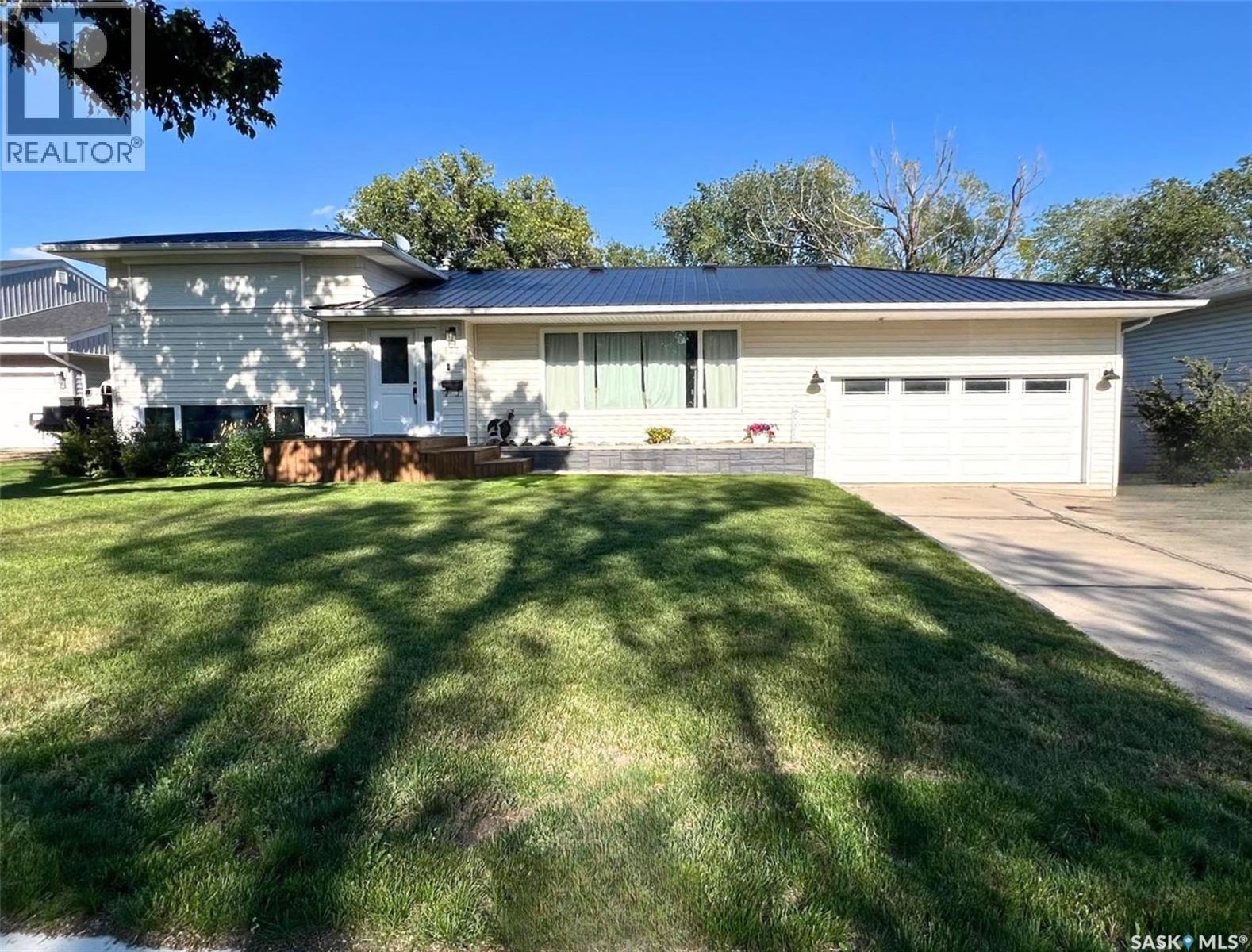 827 10 Avenue Northeast, Swift Current, SK S9H 2T6