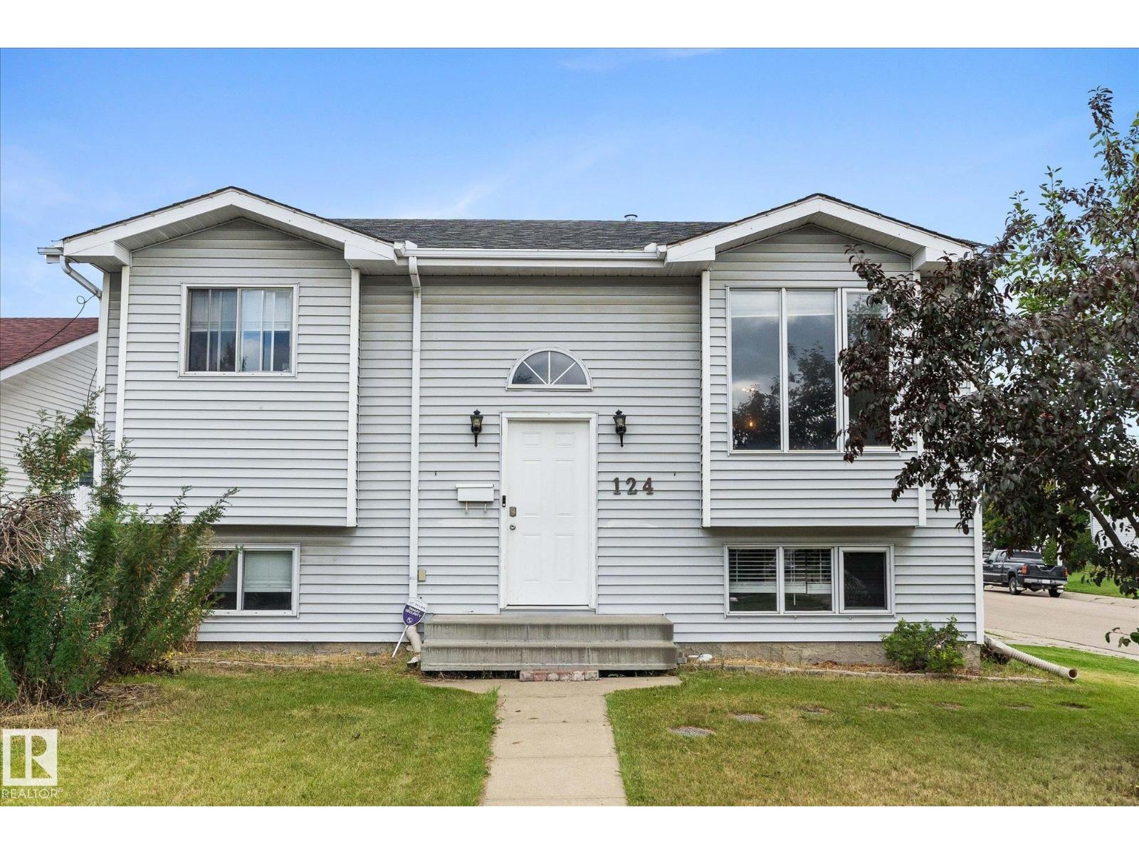124 Klarvatten Rd NW, Edmonton, AB T5Z 2X4