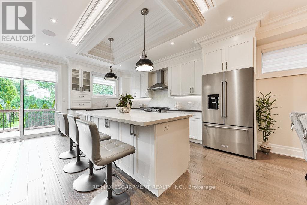 34 Pine Ave N #b, Mississauga, ON L5H 2P8