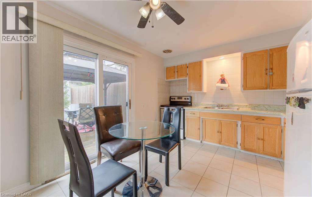 4 Flint Dr, Kitchener, ON N2E 1A2