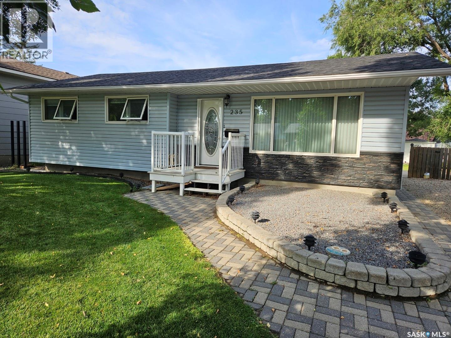 235 17 Street, Weyburn, SK S4H 2P1