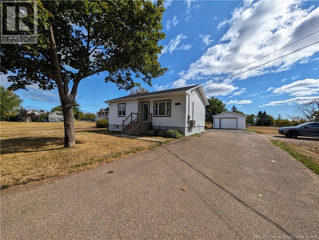 1060 Rue Louis G Daigle, Tracadie-Sheila, NB E1X 1C2