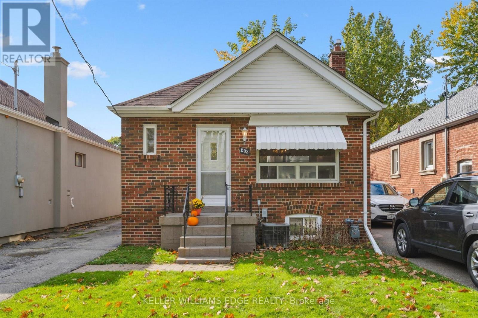 202 Alderbrae Ave, Toronto, ON M8W 4K5