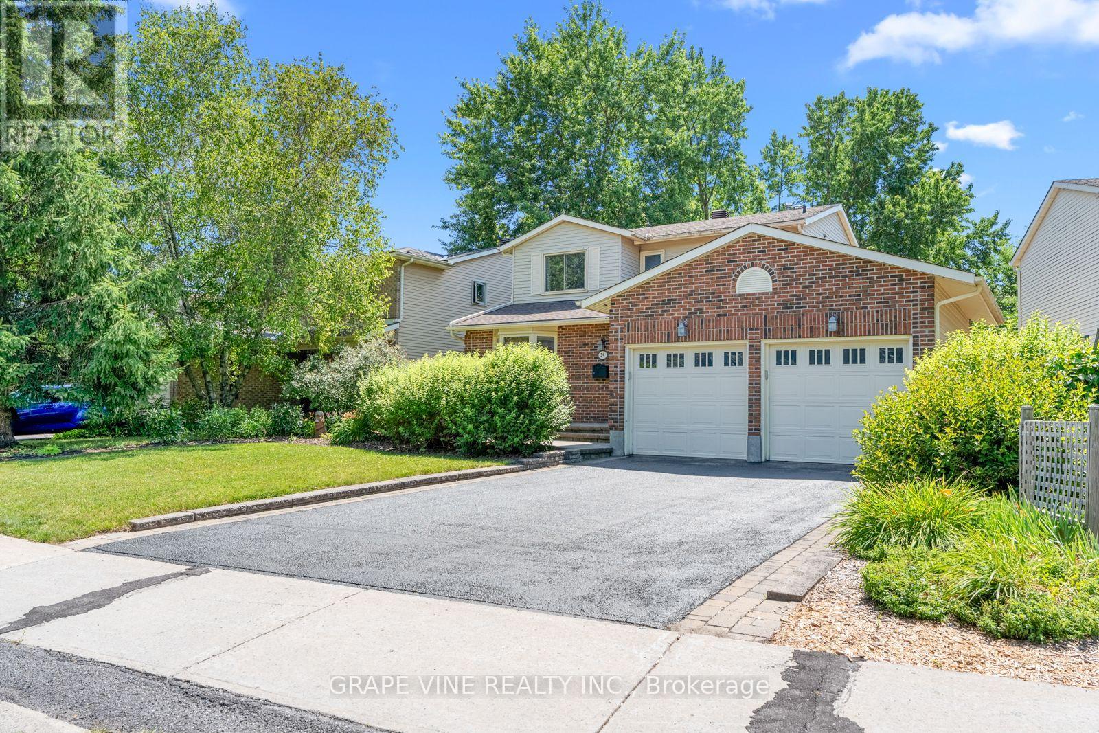 34 Four Seasons Dr, Ottawa, ON K2E 7P8