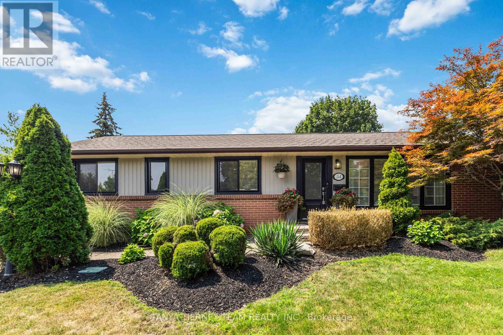 54 Montgomery Ave, Whitby, ON L1M 1B3