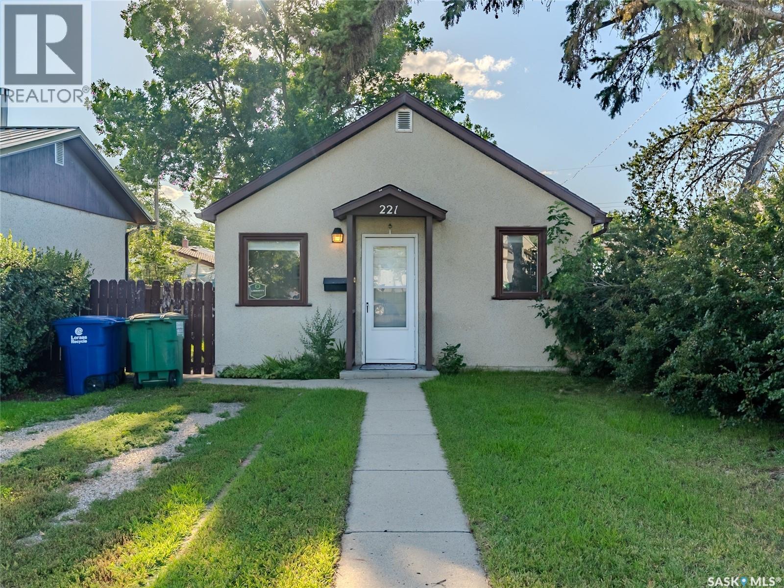 221 N Avenue N, Saskatoon, SK S7L 2T2