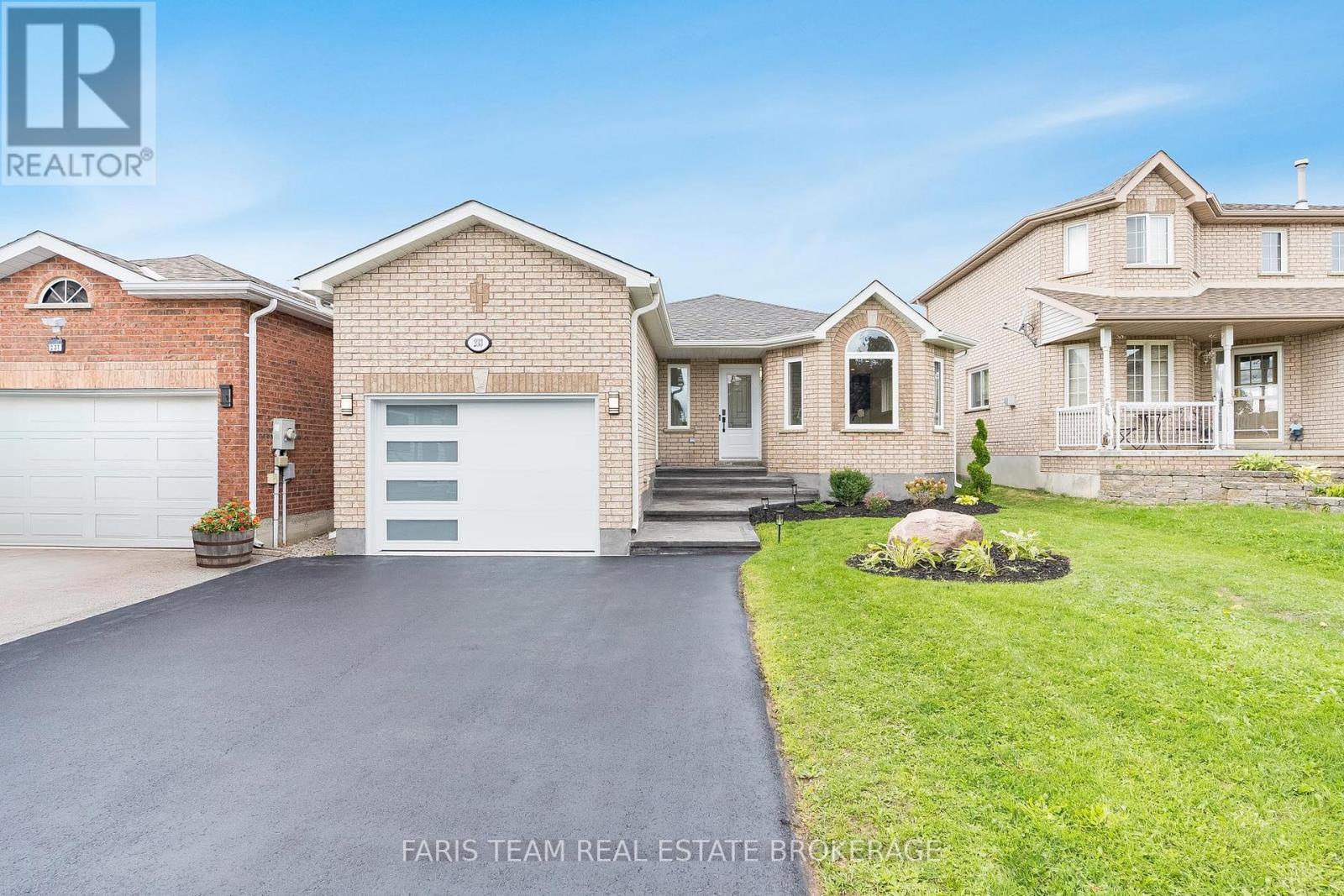 233 Wessenger Dr, Barrie, ON L4N 8R4