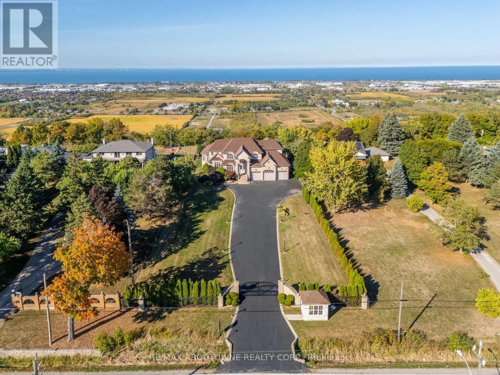 803 Ridge Rd, Hamilton, ON L8J 2Y3