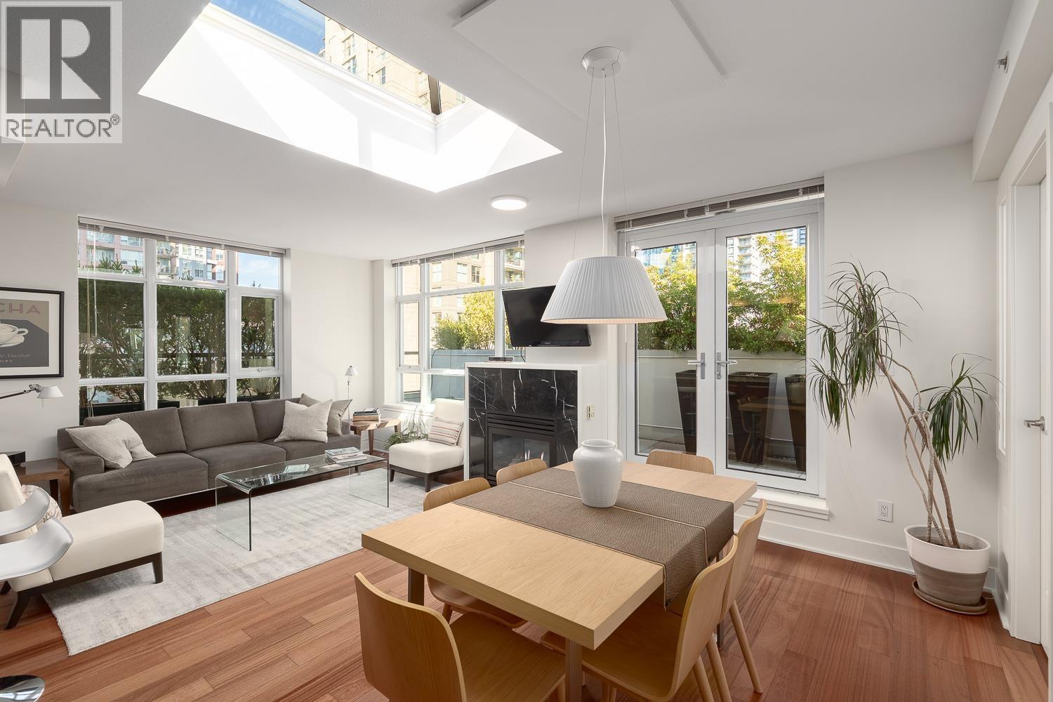 988 Richards Street #ph803, Vancouver, BC V6B 8R2