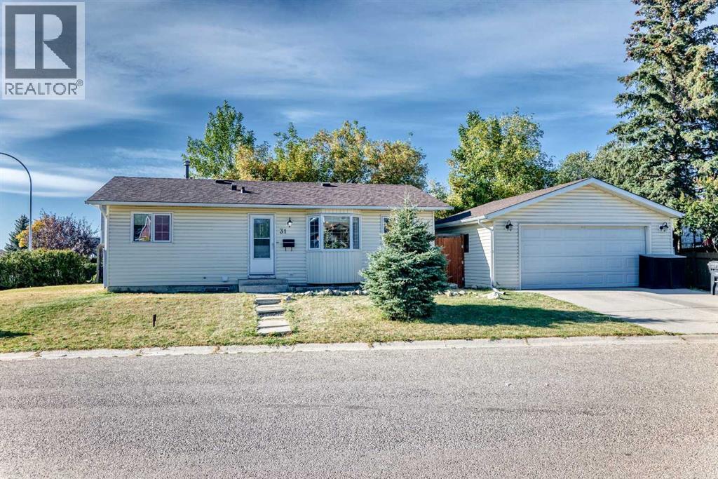 31 Castleglen Cres NE, Calgary, AB T3J 1N2