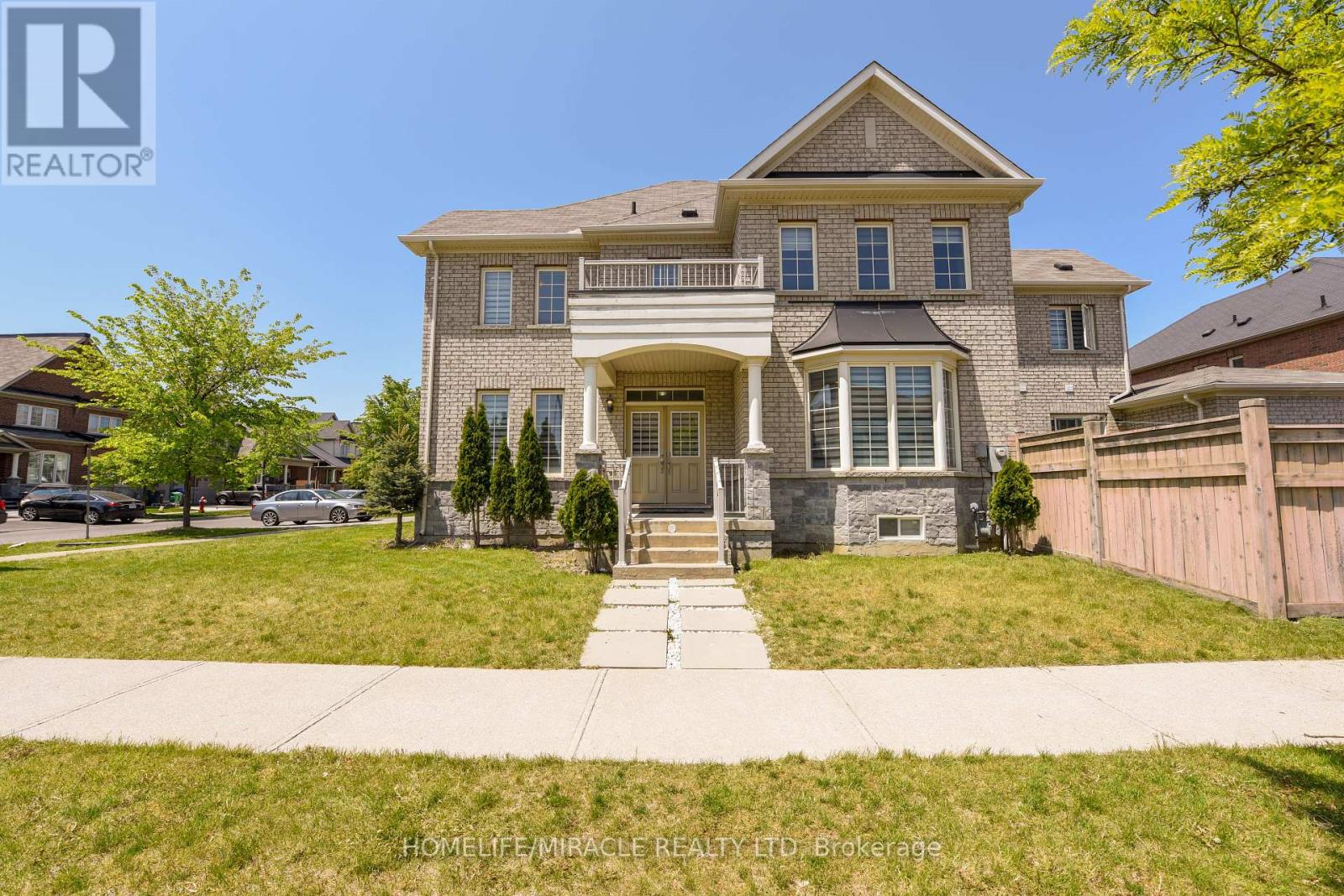 2 Lorenzo Cir, Brampton, ON L6R 0Z9