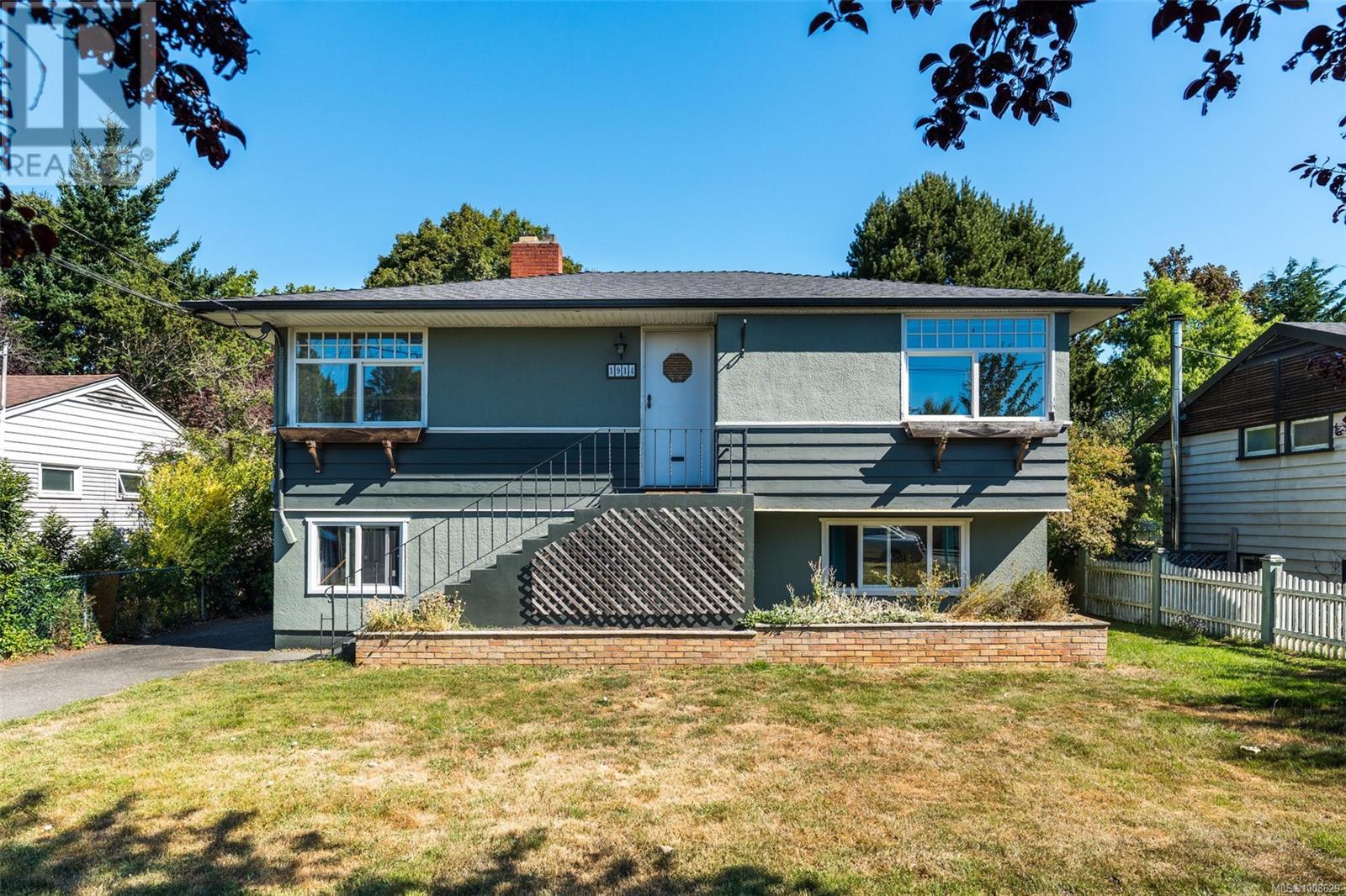 1914 Leighton Rd, Victoria, BC V8R 1N4