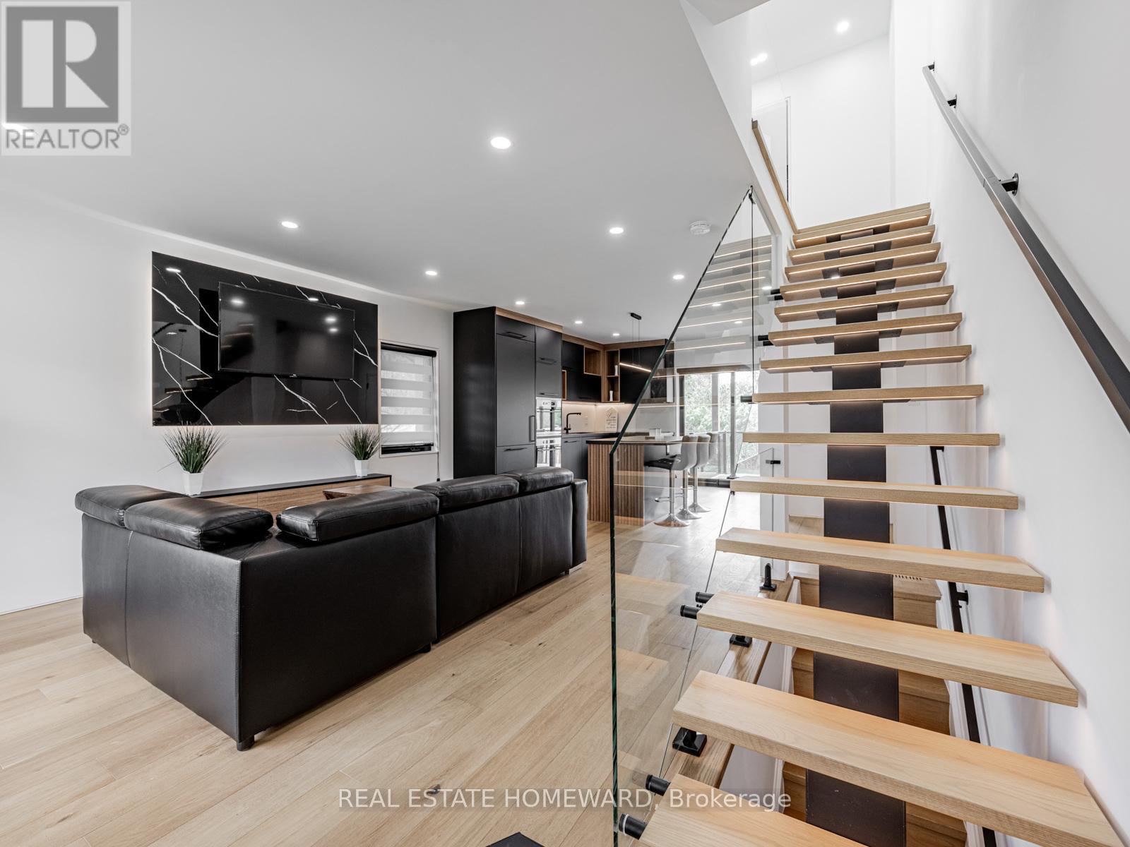 10 Juliana Ct, Toronto, ON M6S 2R2