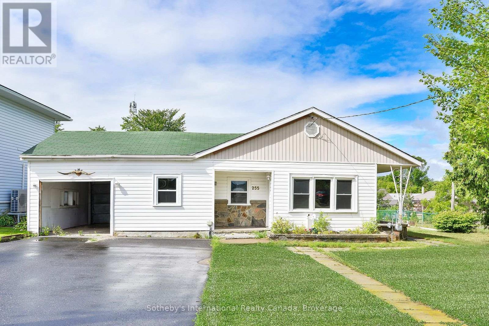 255 Clarence St, Gravenhurst, ON P1P 1K6