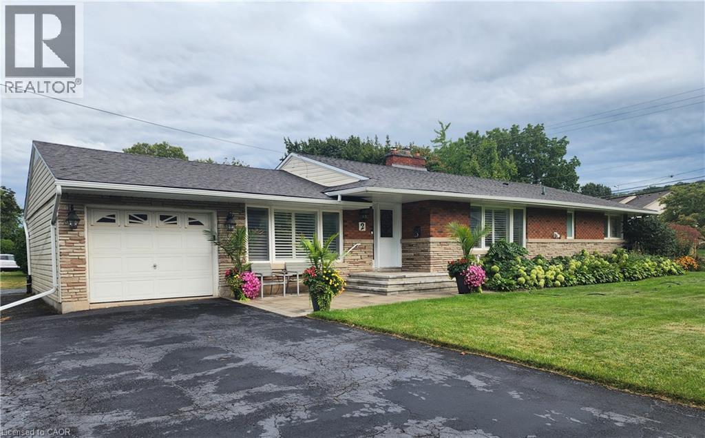 2 Lynnwood Ave, Grimsby, ON L3M 2X6