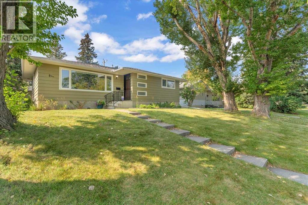 427 Capri Ave NW, Calgary, AB T2L 0J5