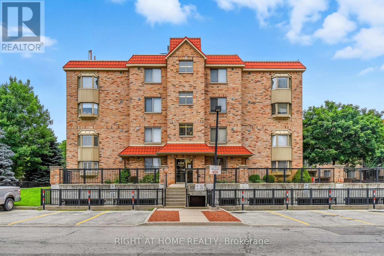 404 3499 Upper Middle Rd, Burlington, ON L7M 4M7