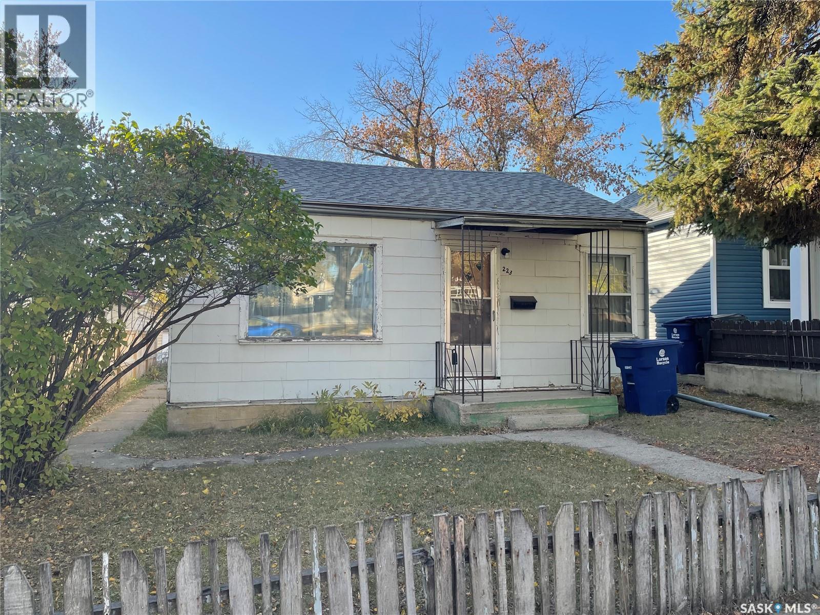 223 J Ave N, Saskatoon, SK S7L 2J8