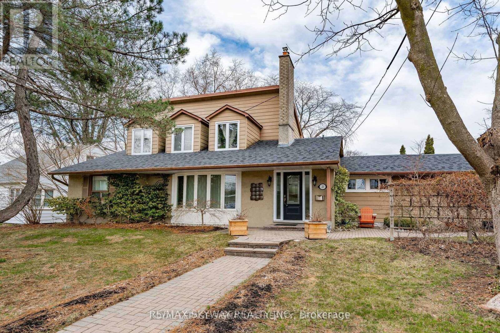 25 Mineola Rd E, Mississauga, ON L5G 2E3