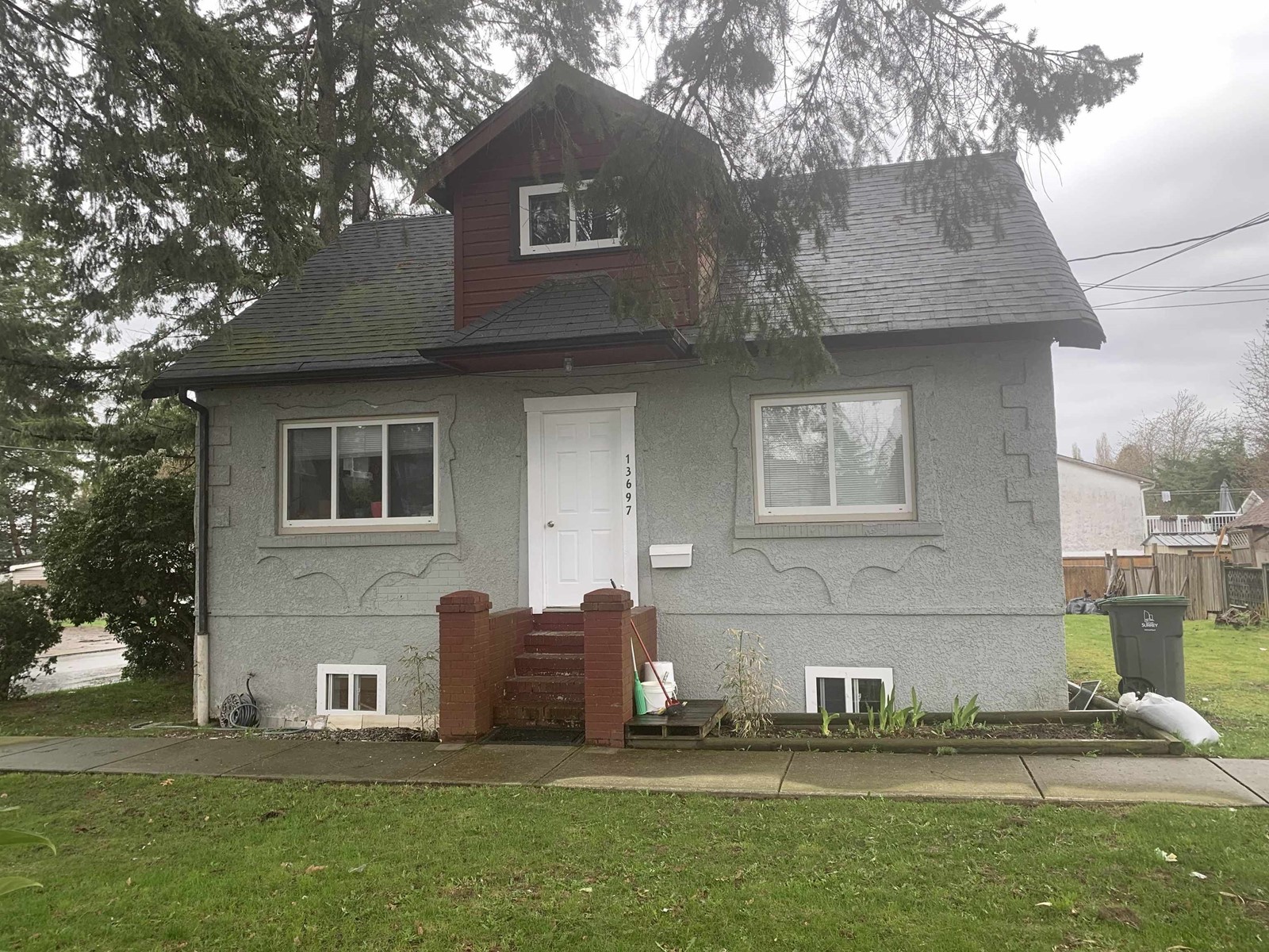 13697 Grosvenor Rd, Surrey, BC V3R 5E3