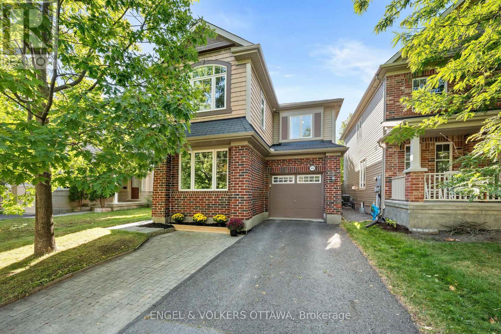 416 Vendevale Ave, Ottawa, ON K2S 0M6