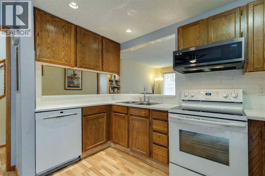 152 Sandstone Rd NW, Calgary, AB T3K 2X9