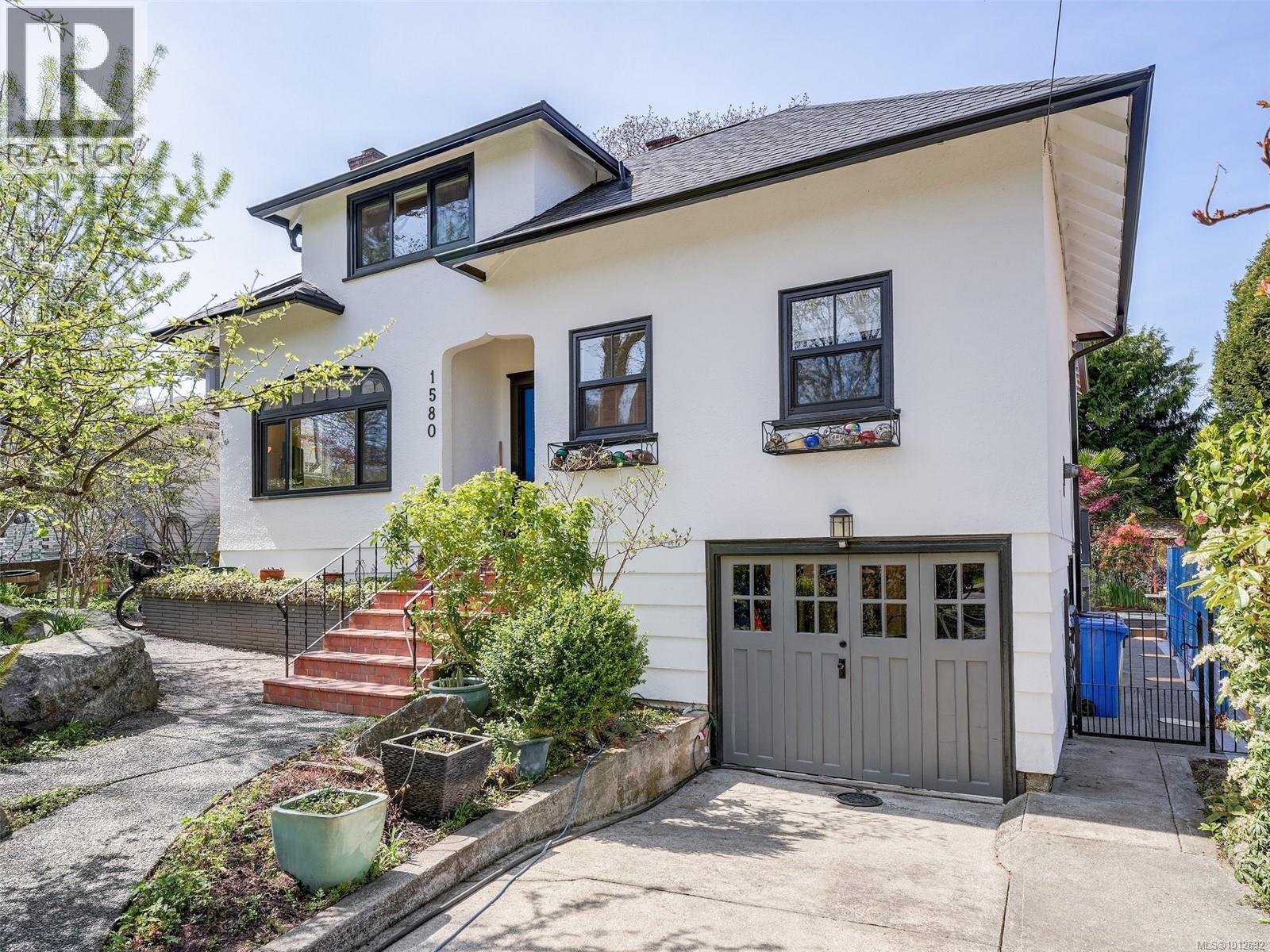 1580 Wilmot Pl, Oak Bay, BC V8R 5S3