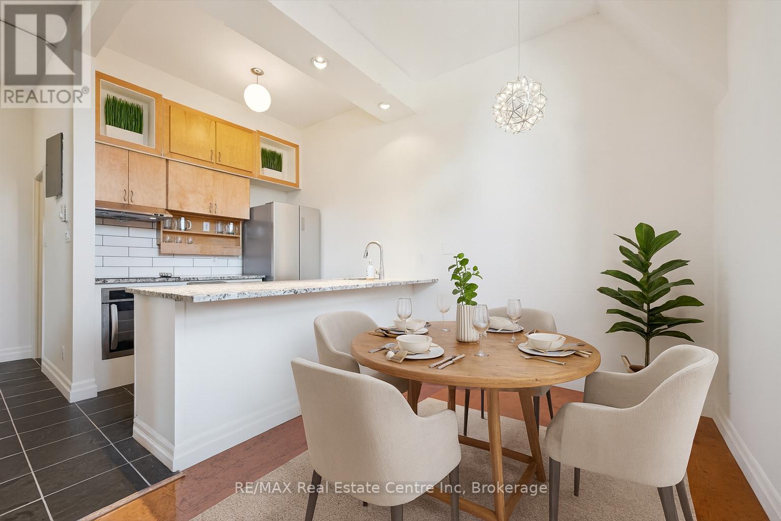202 200 Woolwich St, Guelph, ON N1H 3V7