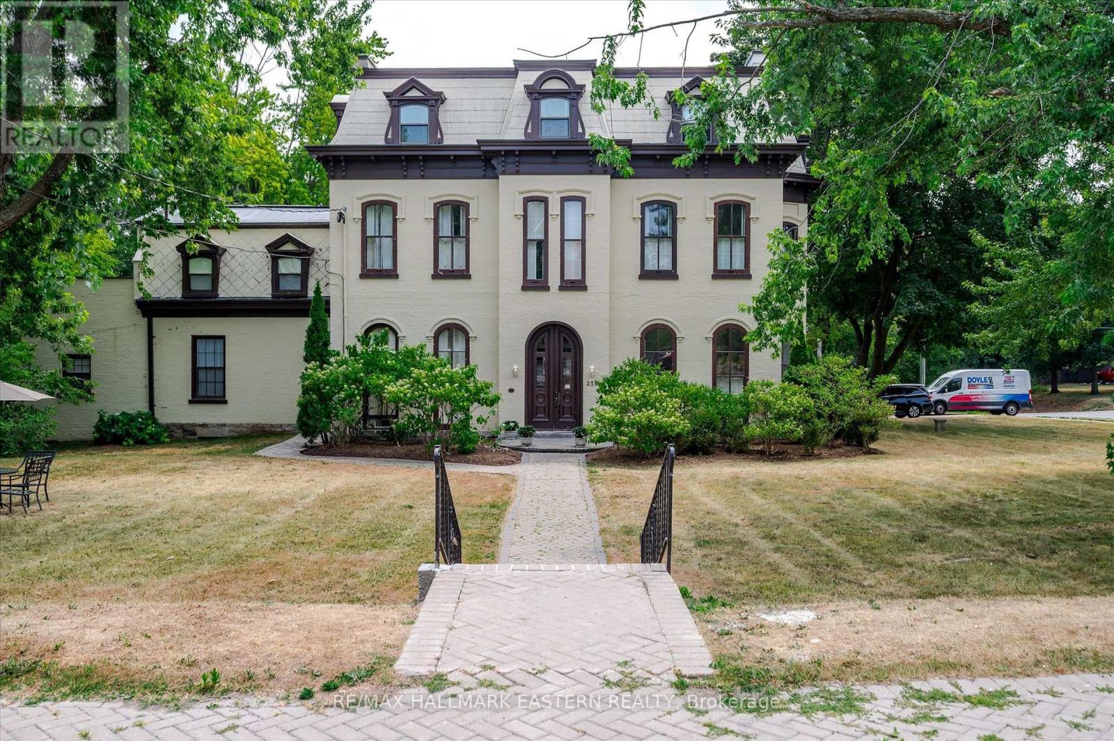 236 Burnham St, Peterborough, ON K9H 1T1
