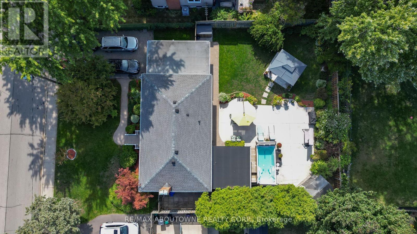 2105 Maplewood Dr, Burlington, ON L7R 2C6