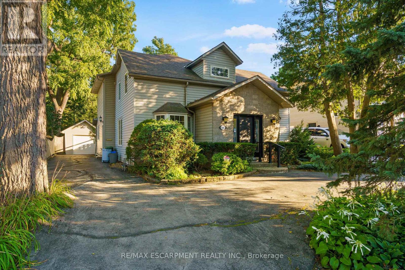 64 Academy St, Hamilton, ON L9G 2Y1