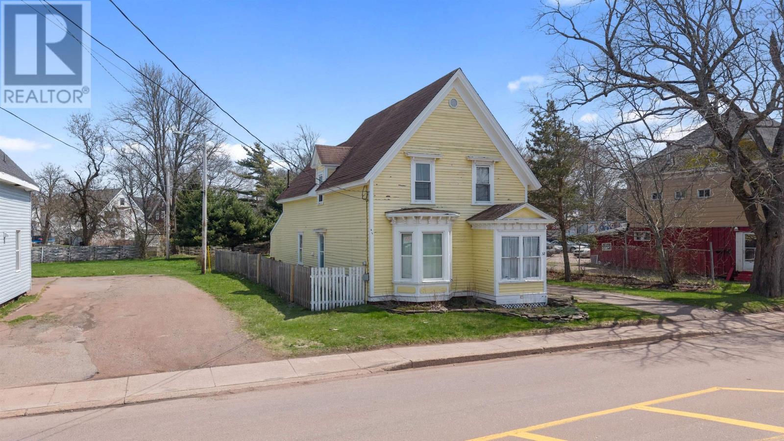 32 Albion St, Amherst, NS B4H 2V5