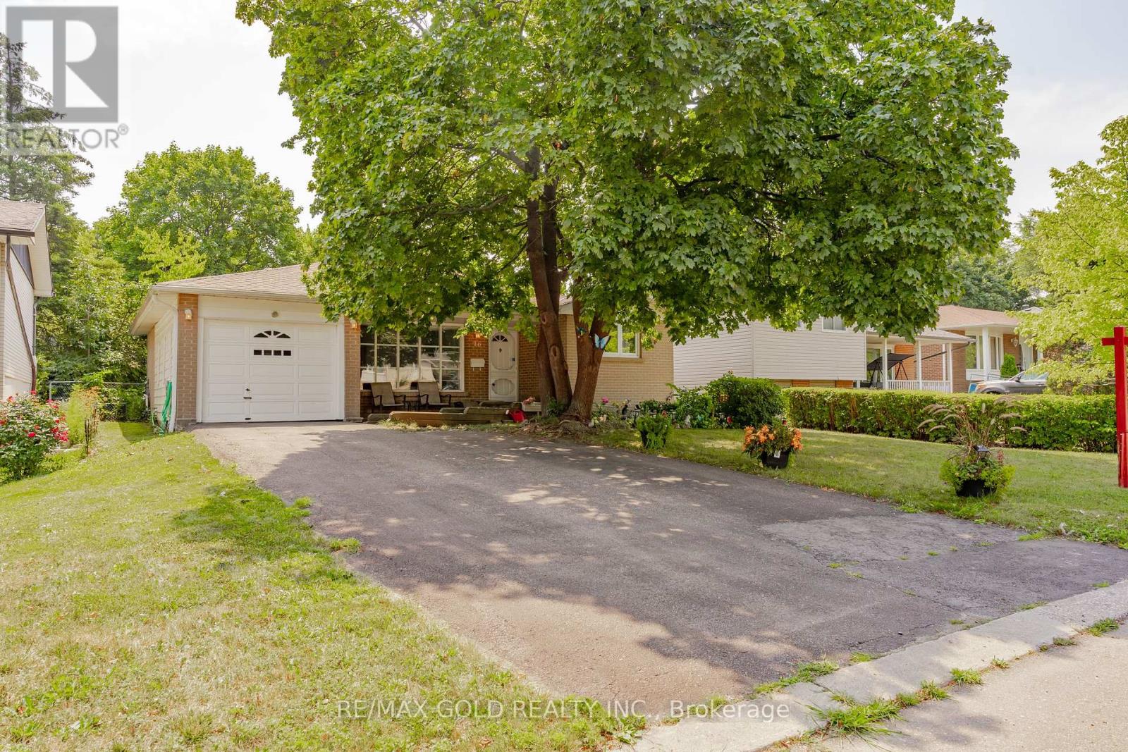 16 Drury Cres, Brampton, ON L6T 1L2
