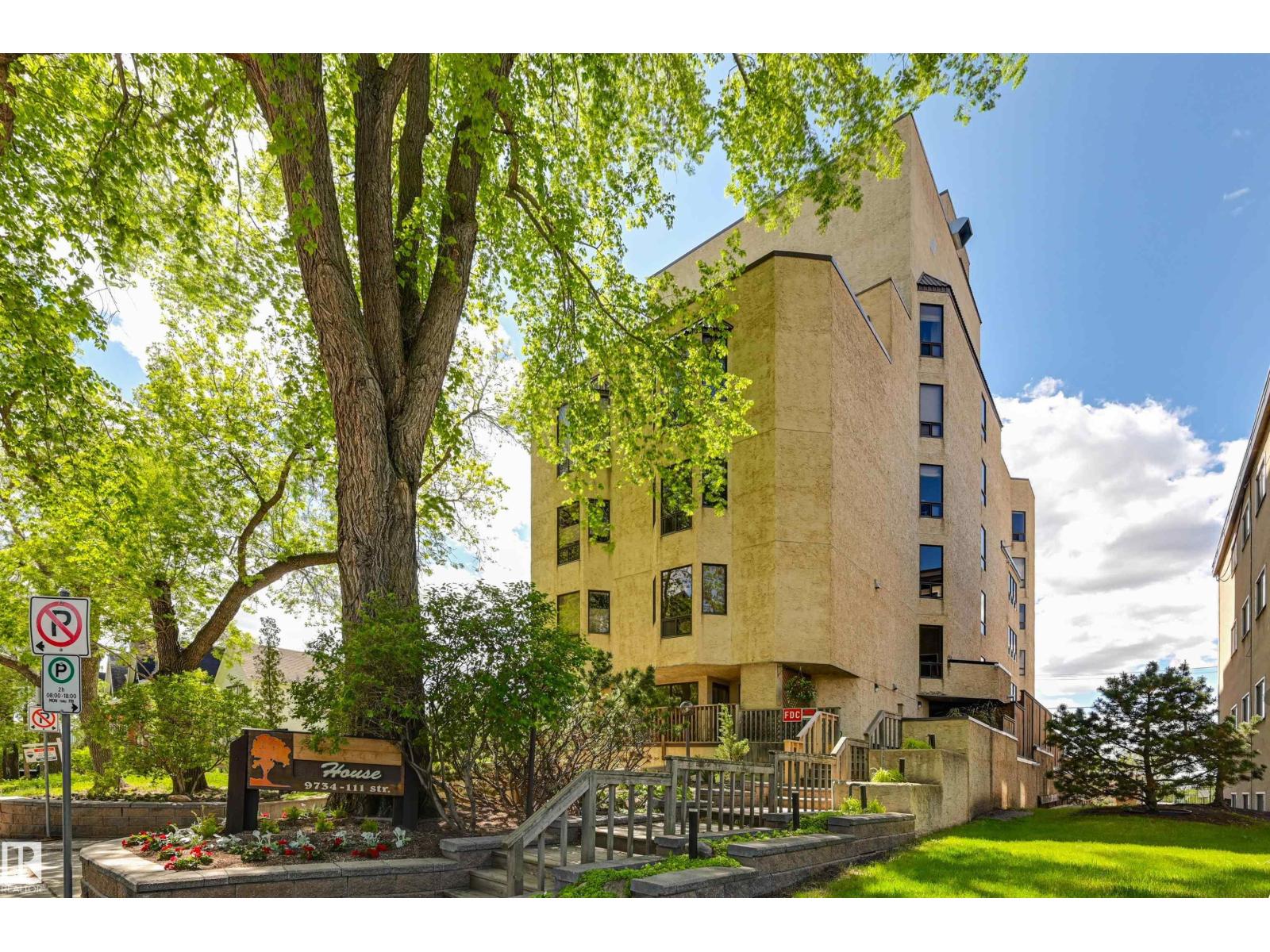 9734 111 Street Northwest #10, Edmonton, AB T5K 1J8