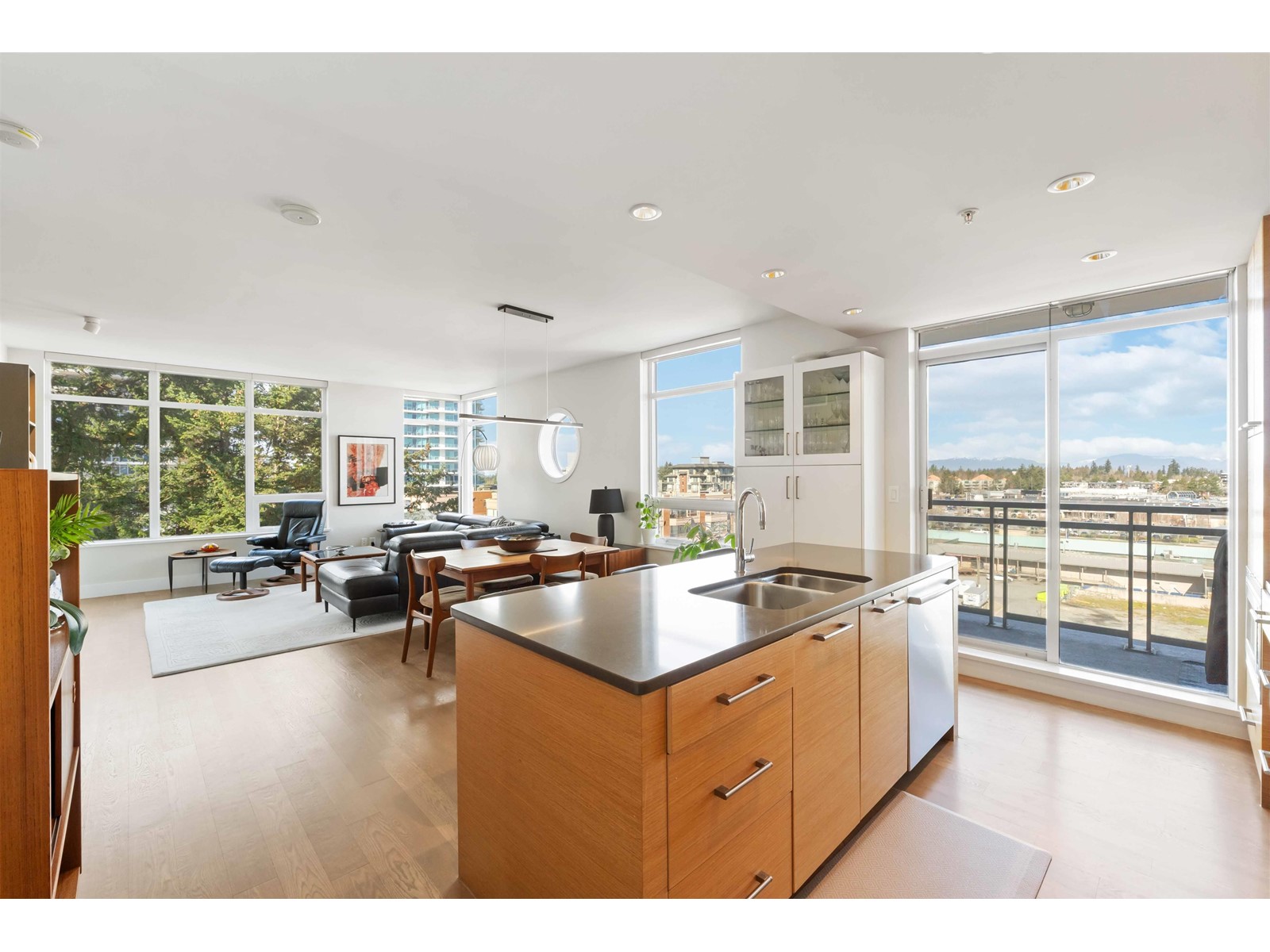 15152 Russell Avenue Unit 804, White Rock, BC V4B 0A3