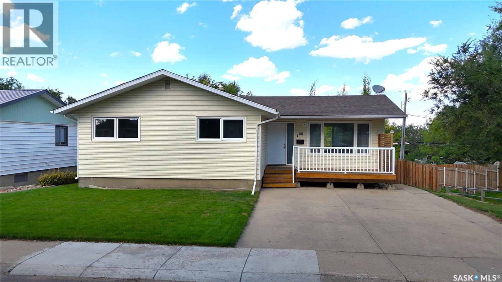 201 Conlin Dr, Swift Current, SK S9H 3A9