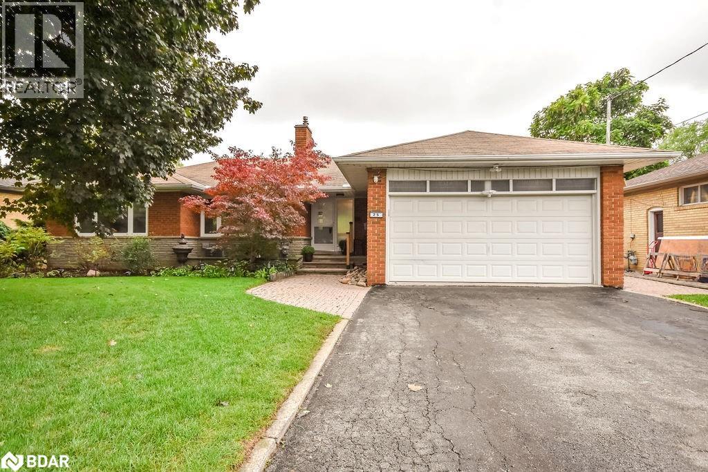 25 Florida Cres, North York, ON M9M 1P4