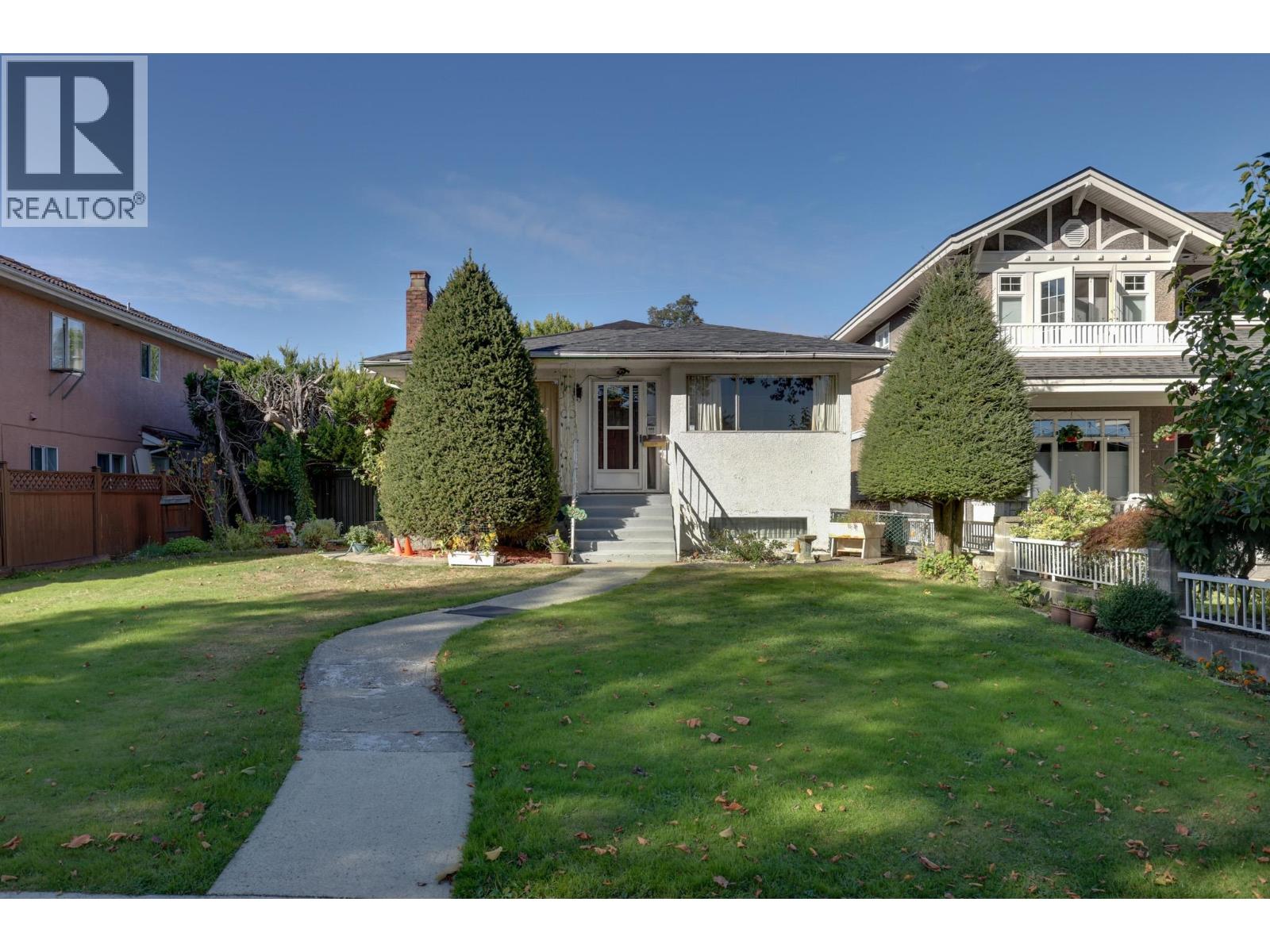 3929 Triumph St, Burnaby, BC V5C 1Y9