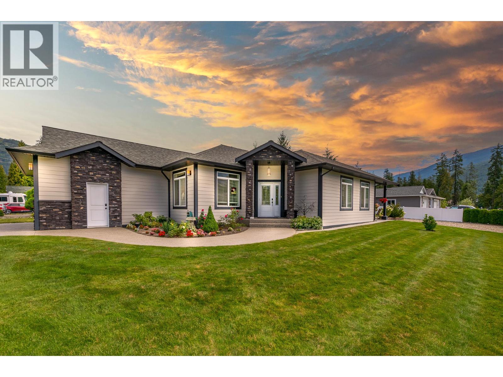 1001 Shuswap Ave, Sicamous, BC V0E 2V1