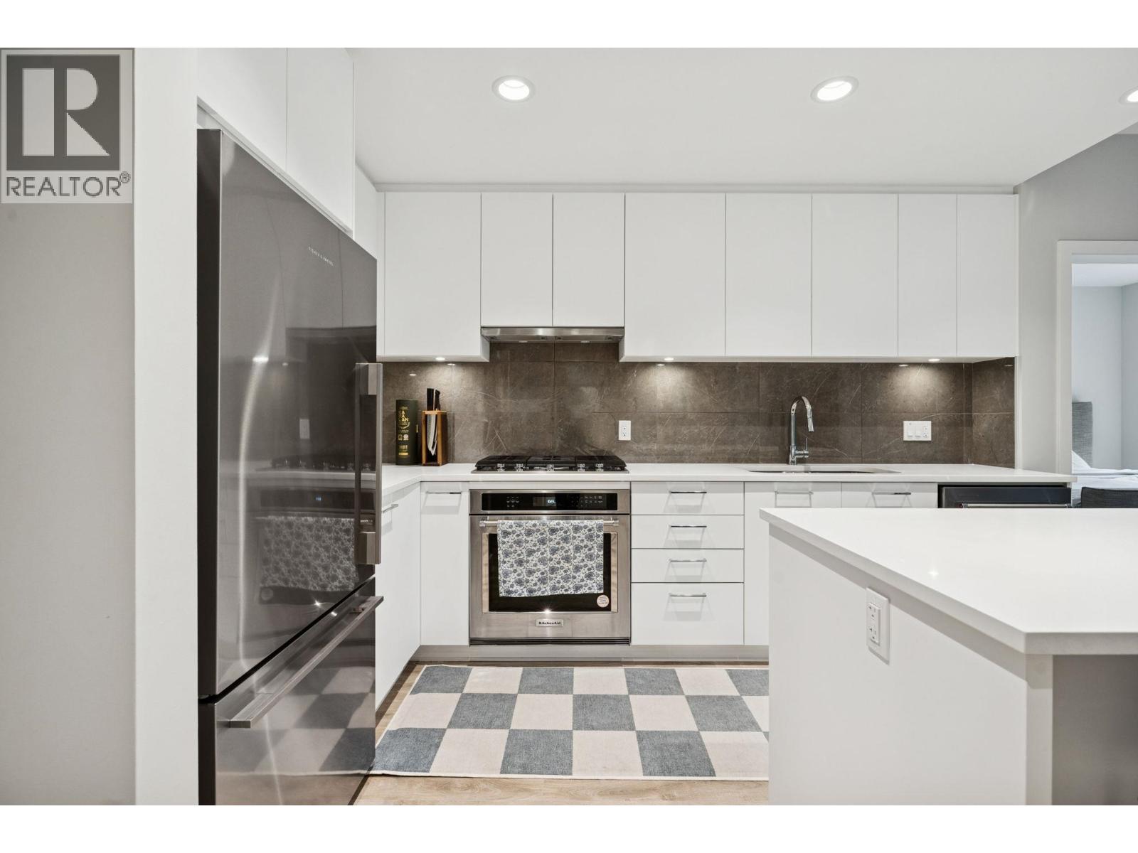 615 Cottonwood Avenue Unit 321, Coquitlam, BC V3J 2S5