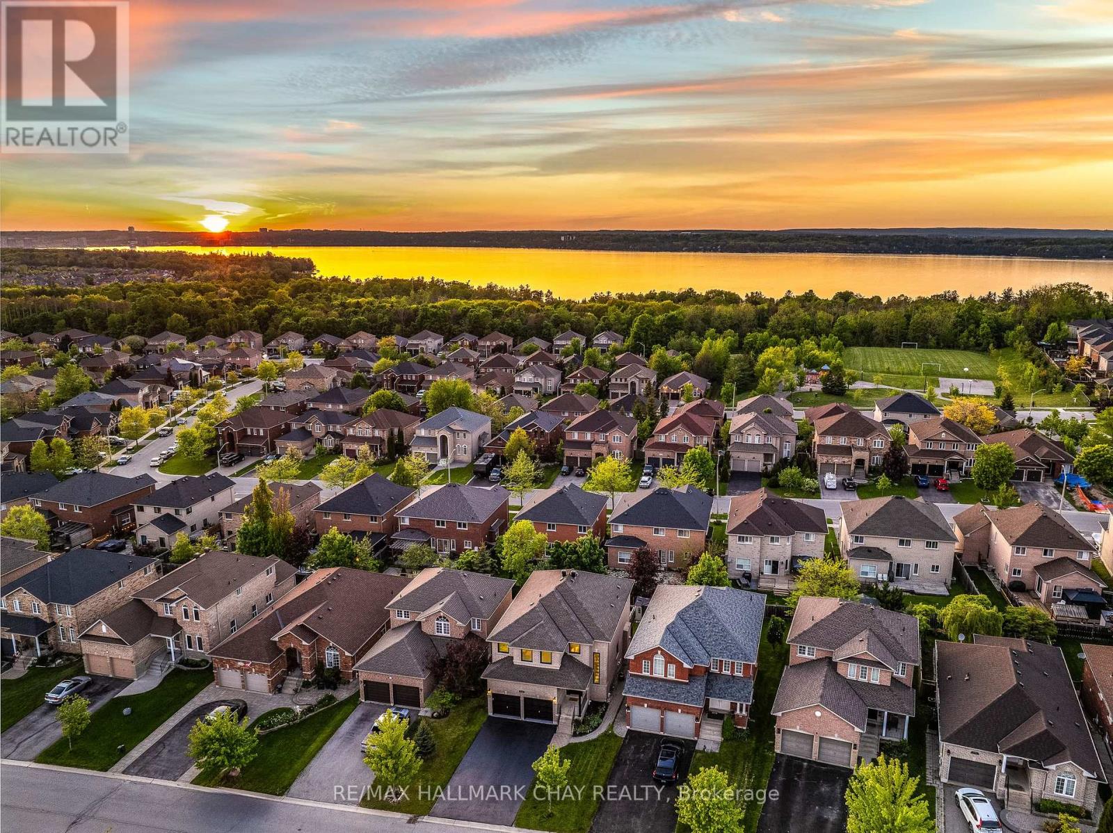 12 Prince Of Wales Dr, Barrie, ON L4N 0T5