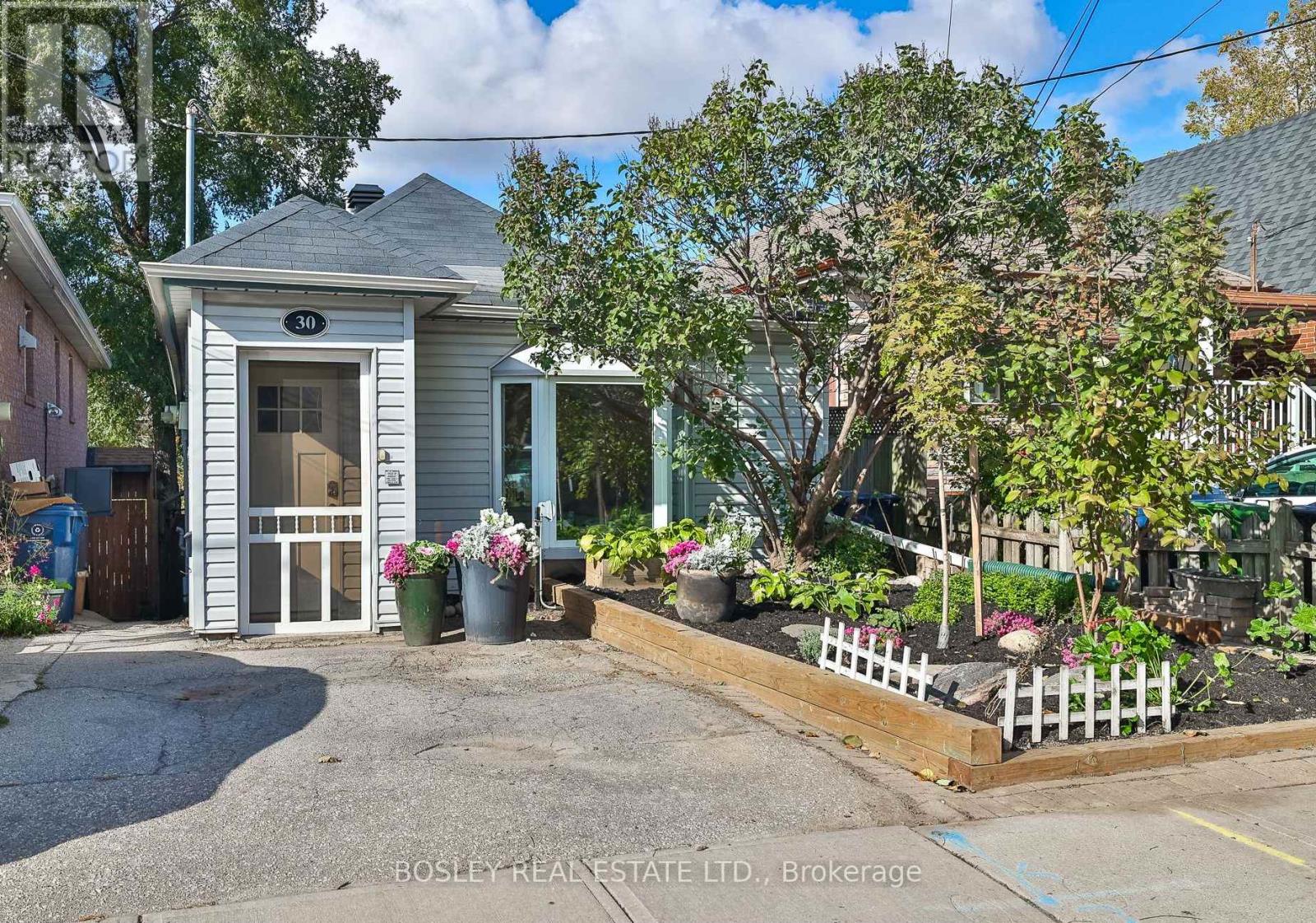 30 Aileen Ave, Toronto, ON M6M 1E6