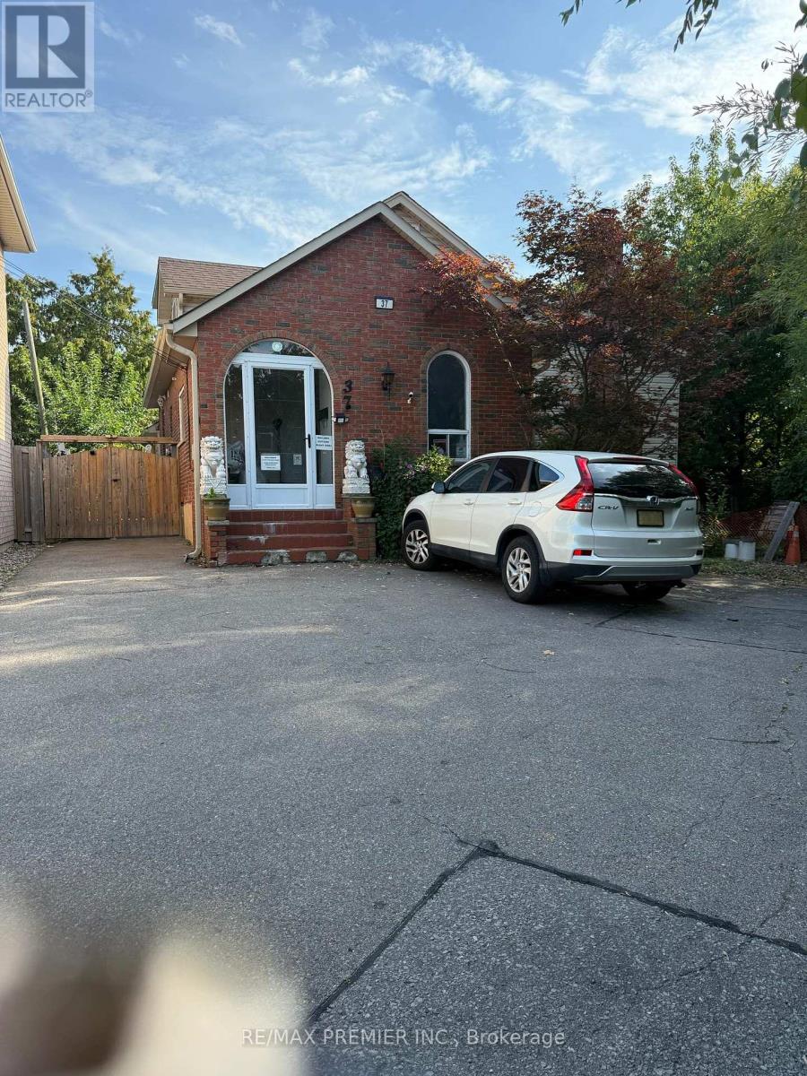 37 Dee Ave, Toronto, ON M9N 1S8